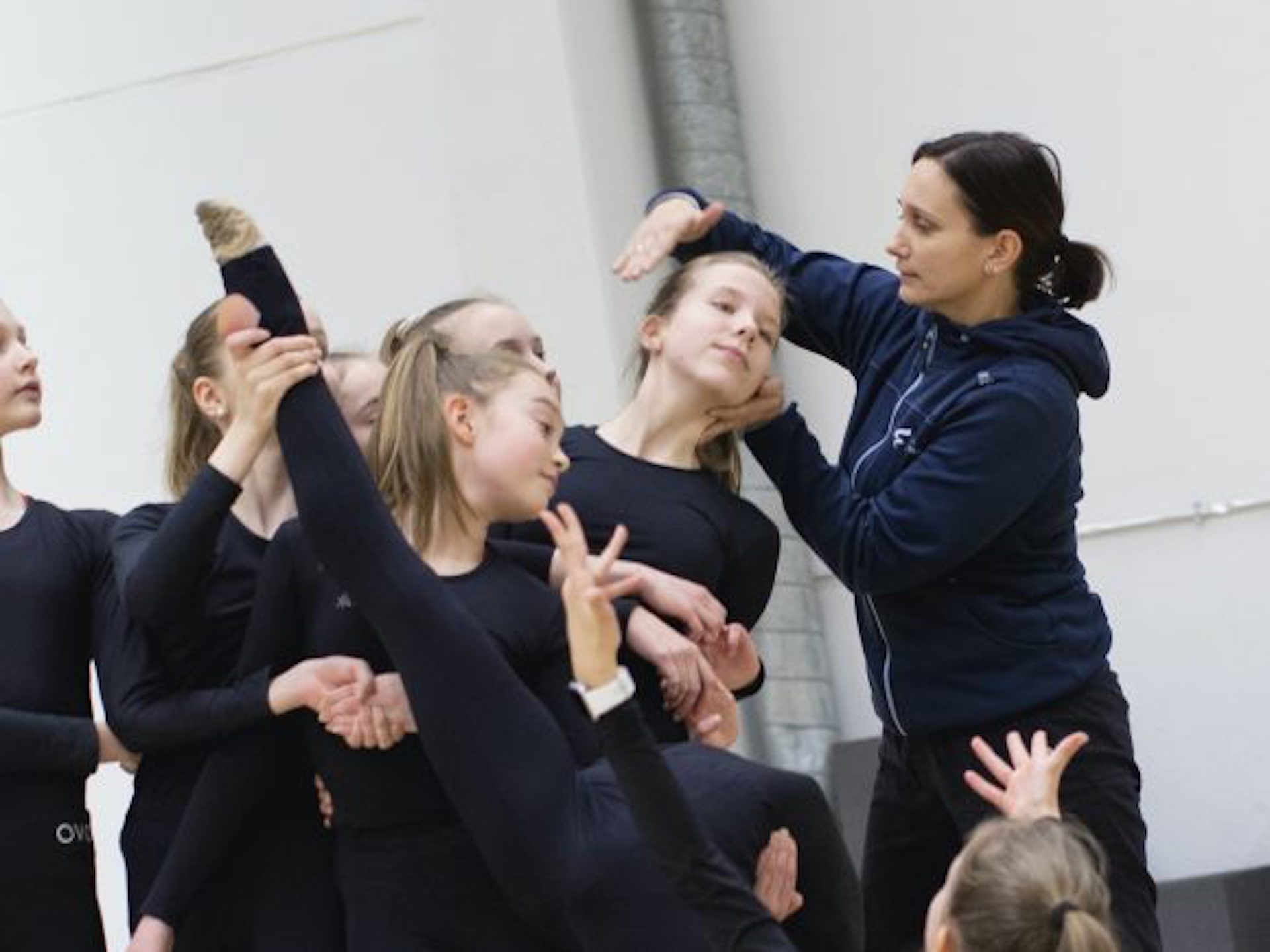 Koreografi Liisa Lappalainen ohjaa Olarin Voimisteluseuran nuoria tyttöjä