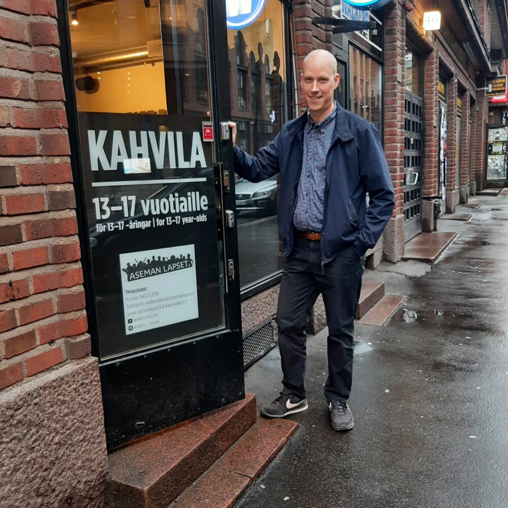 Sampo Korkeila Walkers Helsingin uuden kahvilan oviaukossa