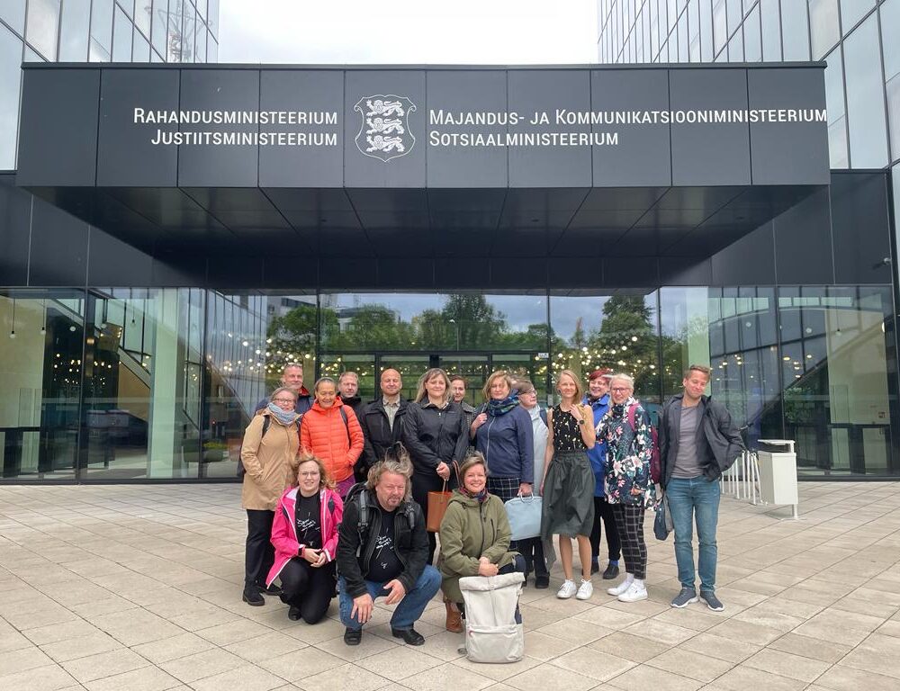 Opintovierailun osallistujia Suomesta ja Virosta ryhmäkuvassa