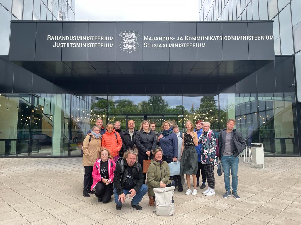 Opintovierailun osallistujia Suomesta ja Virosta ryhmäkuvassa
