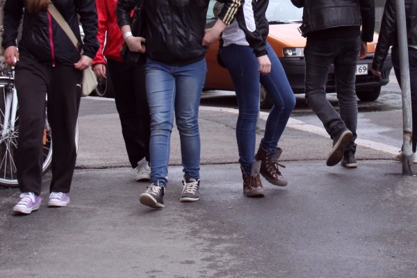 Kuvituskuva, jossa nuoret kävelevät urbaanissa ympäristössä. Kuvattu niin, ettei kasvoja näy.