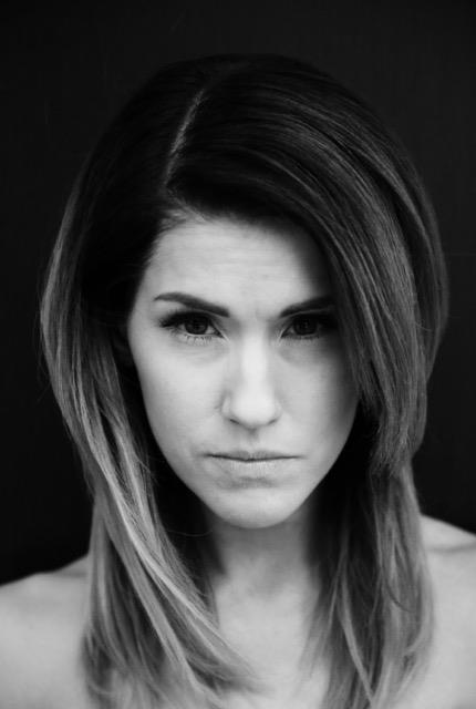 mustavalkokuva naisesta