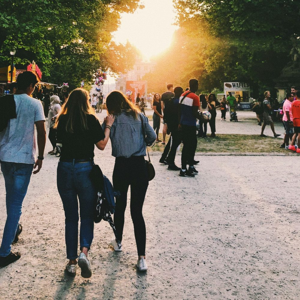 Nuoria illalla puistossa