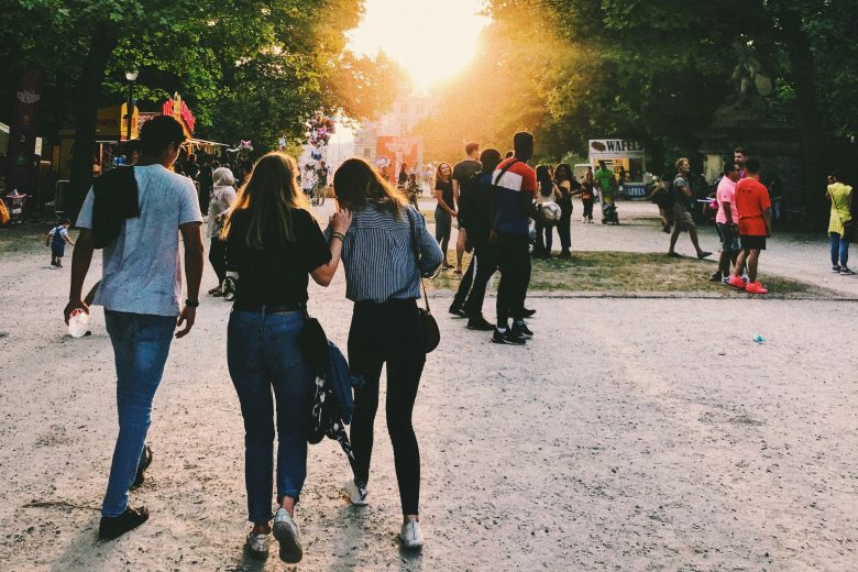 Nuoria illalla puistossa