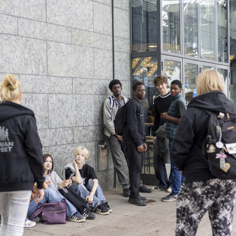 Työntekijät kohtaavat kaupunkiympäristössä nuoria