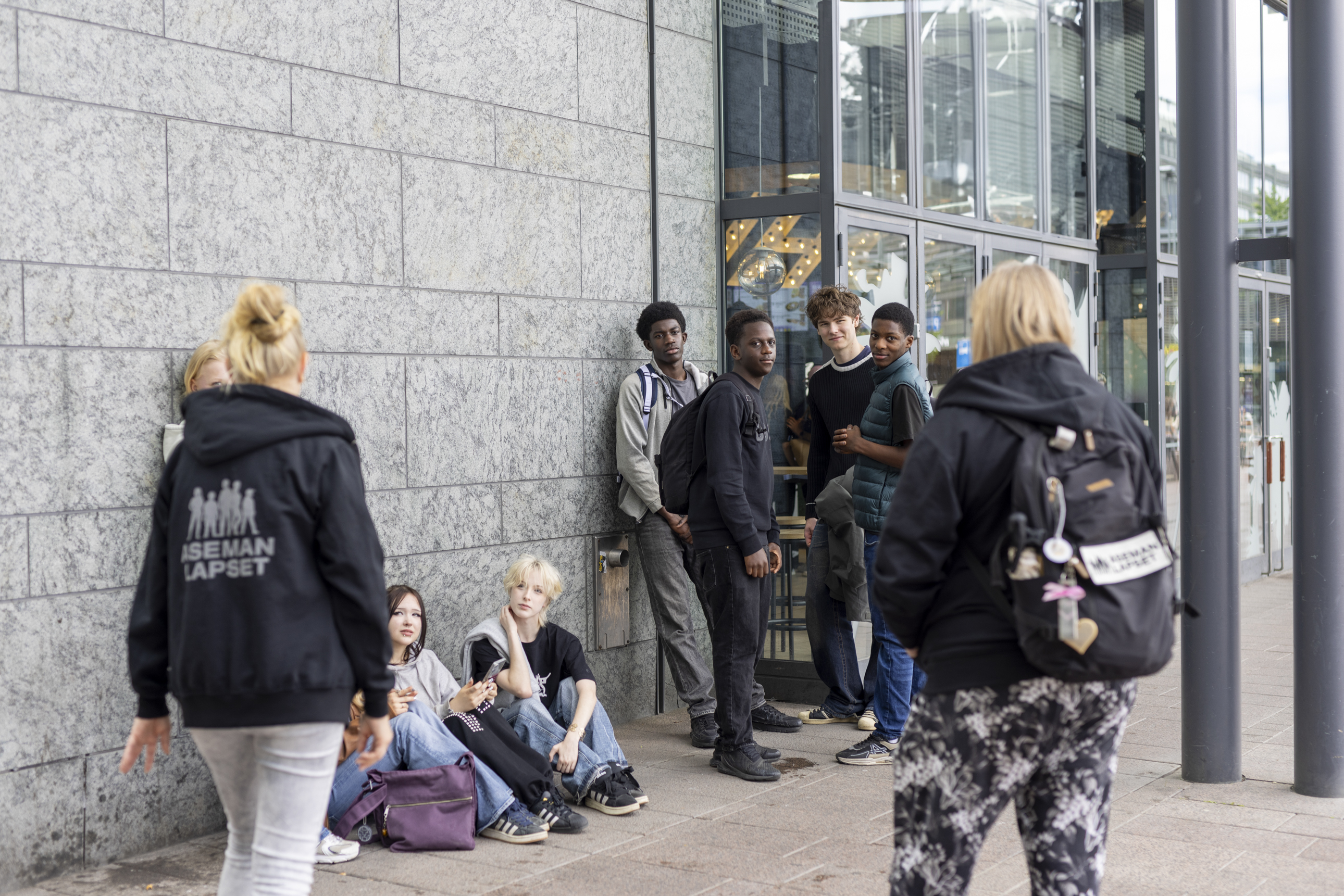 Työntekijät kohtaavat kaupunkiympäristössä nuoria